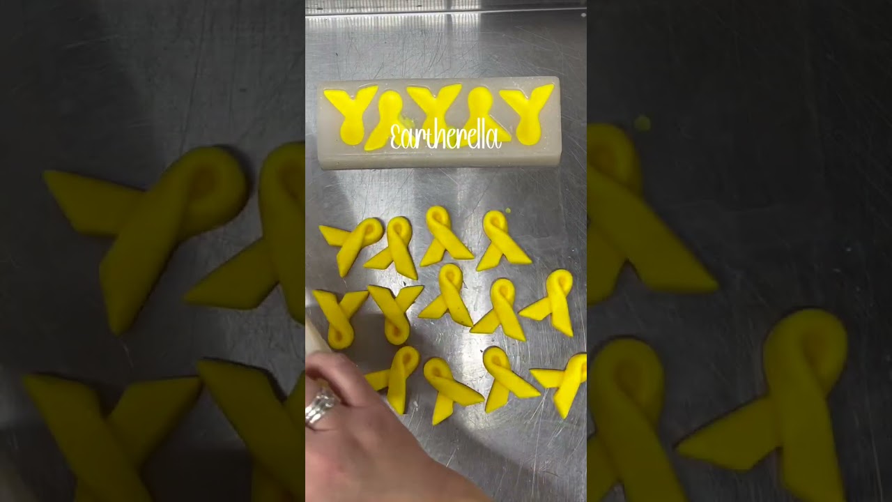 Making bladder cancer awareness ribbons wax melts