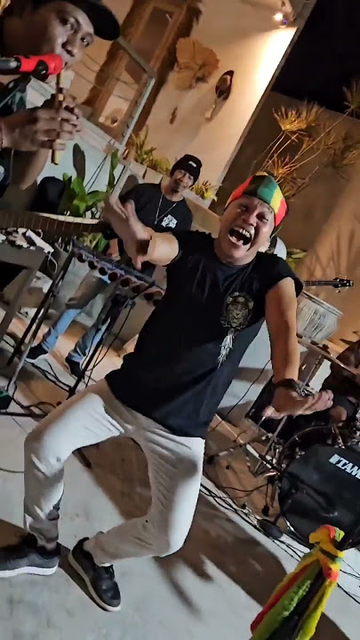 Reggae Bali Adi Uye Menari