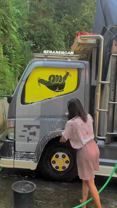 Cewek cantik cuci Truck #truckindonesia #storywa #bma #truck #truckdriver