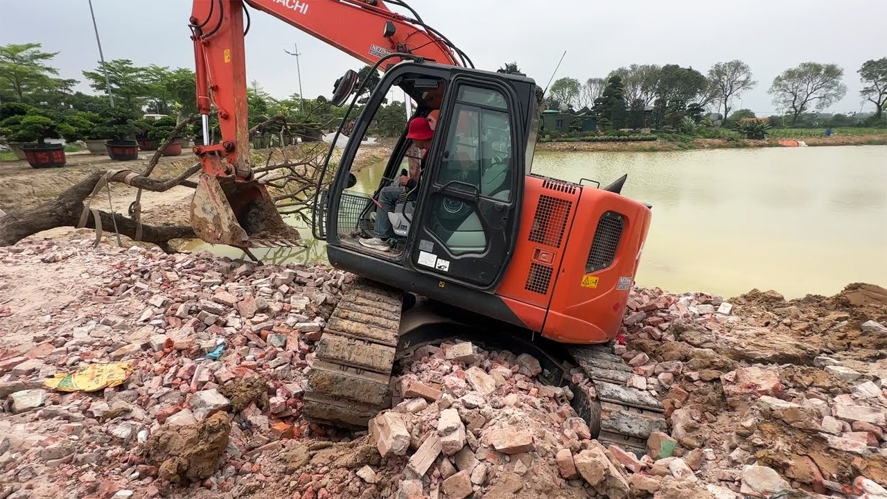 Cuộc Giải Cứu Khẩn Cấp Buổi Trưa Máy Xúc HITACHI ZAXIS 135US Lún Ngang Ở Ven Hồ | Xuân Mạnh Vlogs