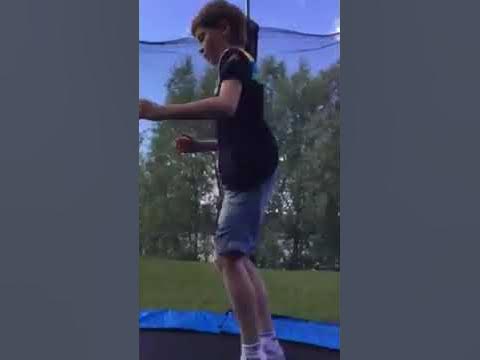 Прыгает - YouTube
