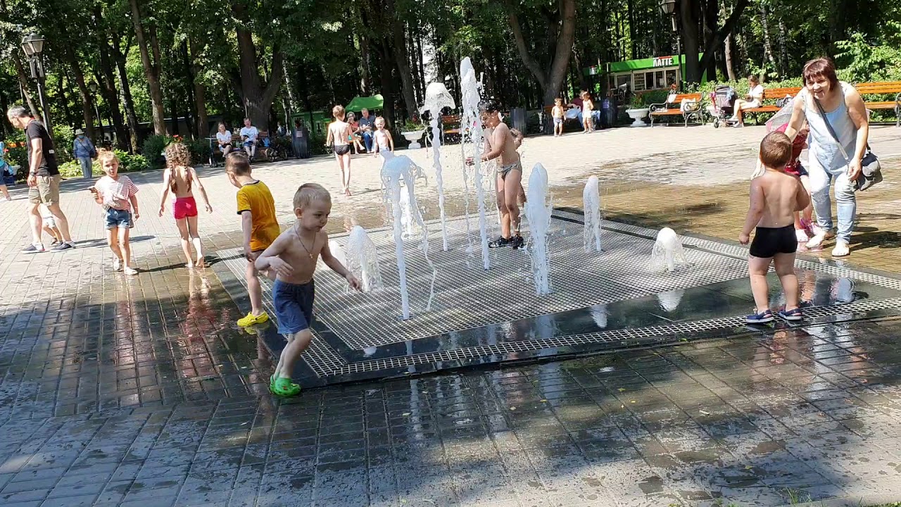 ЖАРКО. Малышня купается в Фонтане. Парк Бабушкинский.