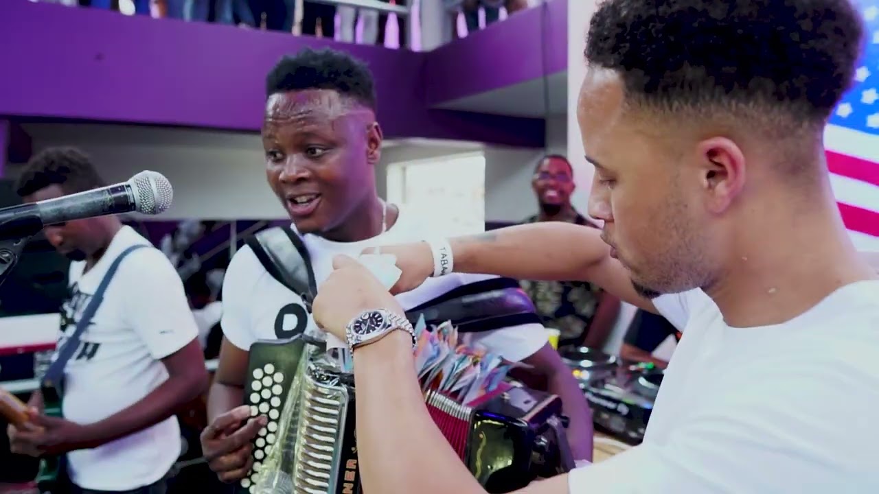 Fidjos di Kode di Dona- Tradição Dinhero na Gaita Kotxi Pó (Discoteca Dnos Salinero)