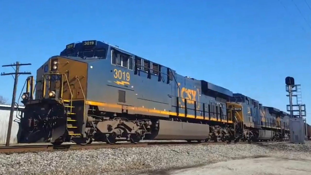 CSX 3019 Leads an EVWR Empty Coal Back And Forth in Evansville, IN ...