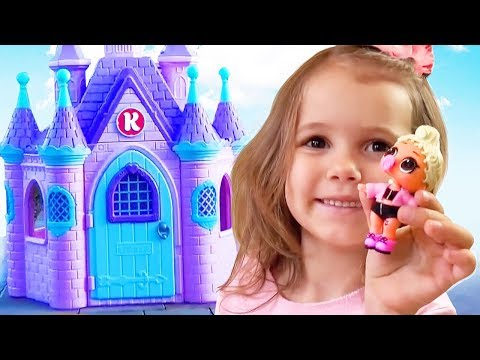 Катя играет с игрушками и огромный домик Принцессы в подарок