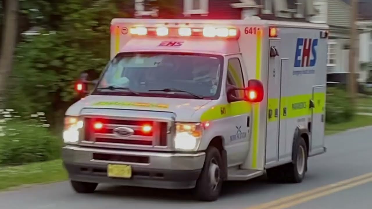 Nova Scotia Ehs Ambulance Responding To A Call In Mahone Bay Youtube
