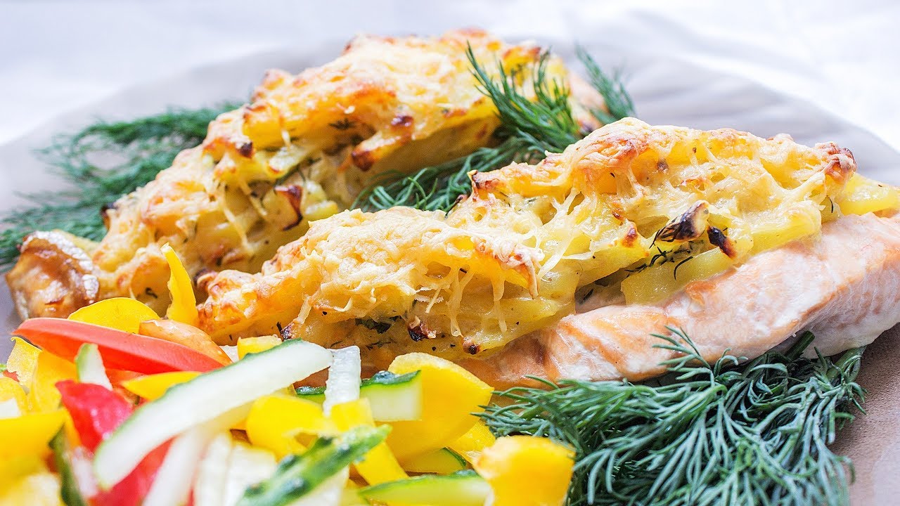 форель филе с картошкой. стейк лосося с картофелем. форель филе с картошкой. лосось запеченный с картофелем. форель с картофелем.