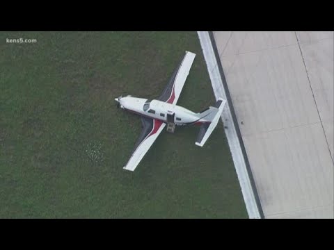 sandro Small plane ends up off-runway at SAT