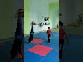 التعلم الوقوف على اليدين للاطفال