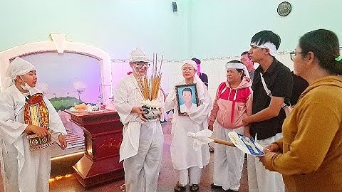 Lễ hỏa táng cha hai con gái khóc ngất tại chỗ 