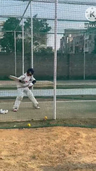 Robin Bisht was giving a tips for cut and backfoot defence Accademy students #kraft cricket academy