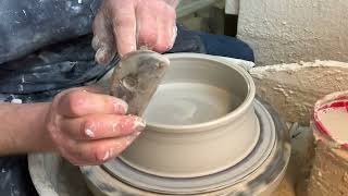 Plates, video 4 in 10 steps to becoming a potter.