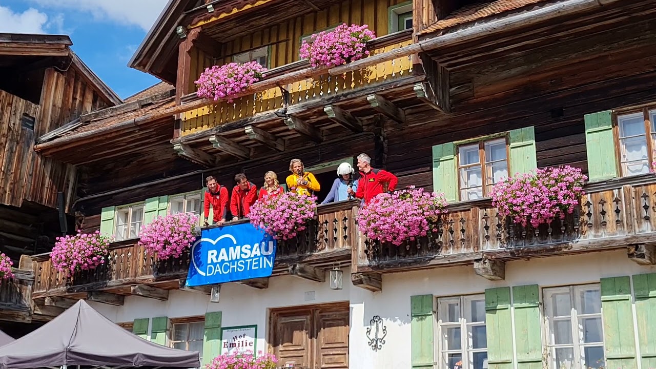 Alle Bergretter zusammen auf dem Balkon am Hof Emilie - Bergretter Fanwanderung 2021