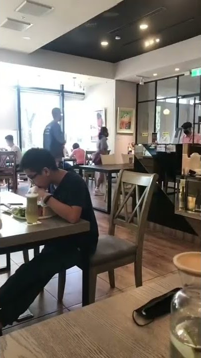 Kegabutan pakai sragam SMA di Taiwan saat makan bareng Bos