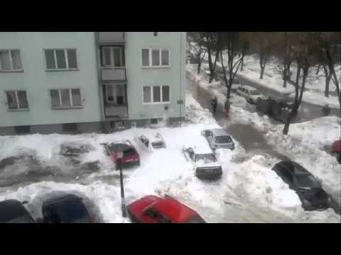 Снежная лавина с крыши