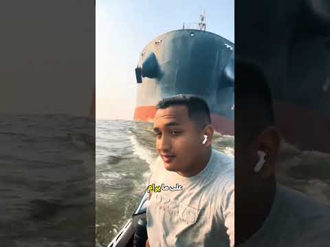 كان يركب قاربه أمام سفينة حاويات