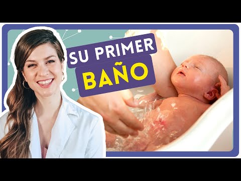 Video: Cómo bañar a un bebé: 13 pasos (con imágenes)