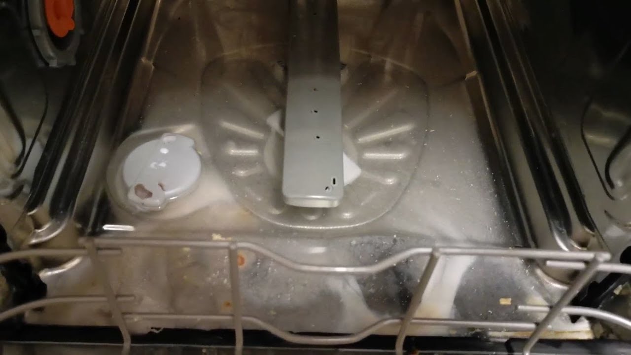 Вода посудомоечной машине внизу