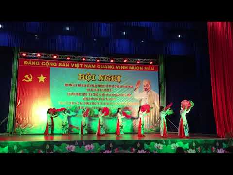 Tiết mục diễn văn nghệ của cô giáo Đảng đã cho ta một mùa xuân