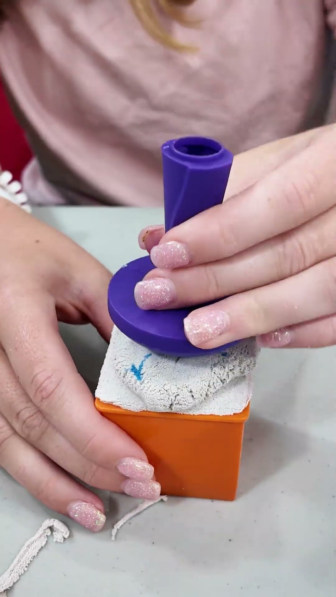 Assistant Makes DIY Red Yellow and Blue Sand Art #FamilyFun #wintercrafts
