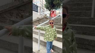 Bu Kız Bi Felaket Felaket Merdivenlerin Hepsine Tırmandı😂 Resimi