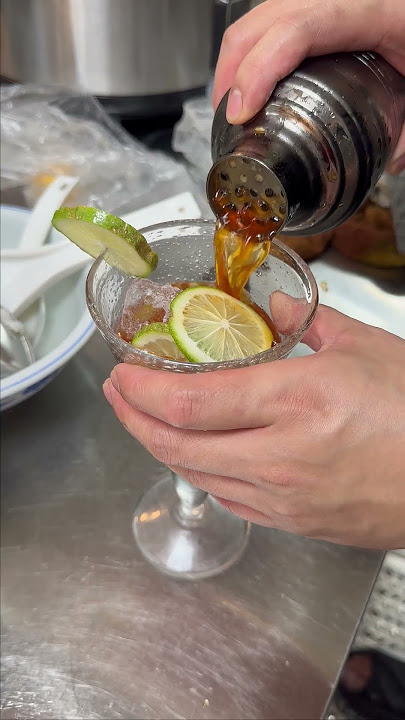 Making Hong Kong style teahouse drink Lemon Tea #shortvideo #food #chinesecuisine #lemontea #tea