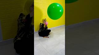 عمر فرقع البالونات بالقلم 🎈💥