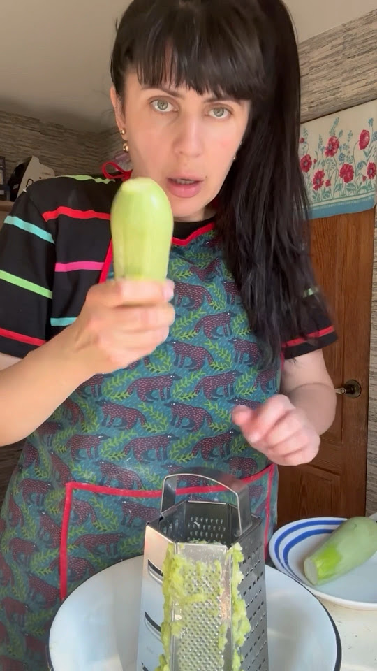 А ви теж так трете кабачки?) #zucchini #кабачок #кабачкирецепт #кабачки ...