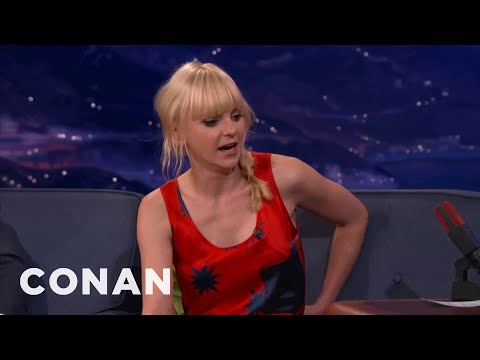 Anna Faris Made Out With Her TV Mom