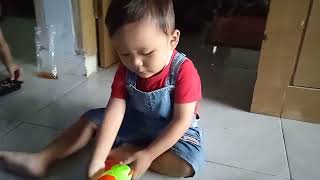 Nidzar Baby Cute Lagi Main Ikan Ikanan Sambil Minta Nyusu