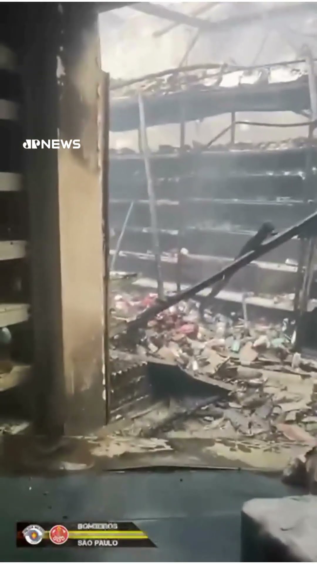 Incêndio atinge prédio comercial no centro de SP; bombeiros controlam chamas #shorts