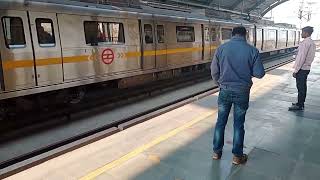 #delhimetro #azadpur #delhigate  metro Safar 🚇🚇 azadpur se Delhi gate kaise metro me Safar 🚇 kare