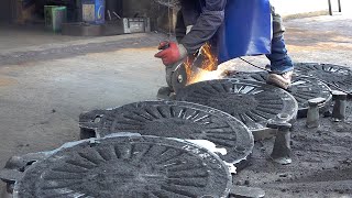 고철 덩어리를 재활용하여 맨홀 뚜껑을 만드는 과정. 한국의 금속 공장