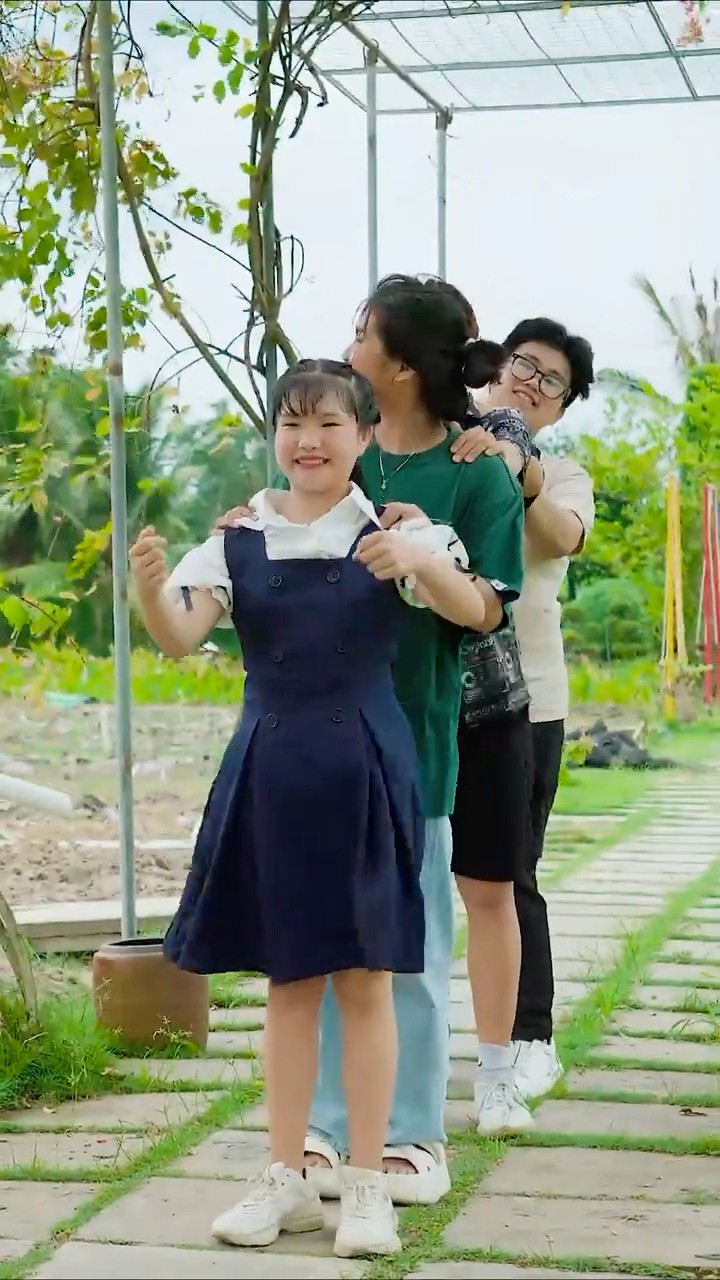 Thấy Đèn Vàng thì ta hãy chậm lại, Đỏ thì dừng ở ngay trước vạch đường - Đèn Đỏ Đèn Xanh