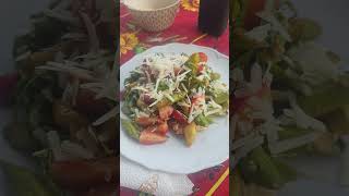 Lecker Salat, grüner Soargel, Erdbeeren, Grande Padano. Rucola, Balsamico Dressing #bernisü60world