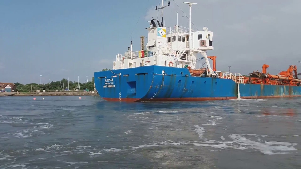 The underwater gravel vacuum cleaner boat!