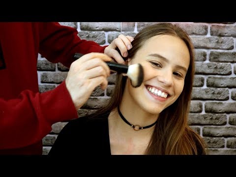 ASMR SENDO COBAIA DE MAQUIAGEM
