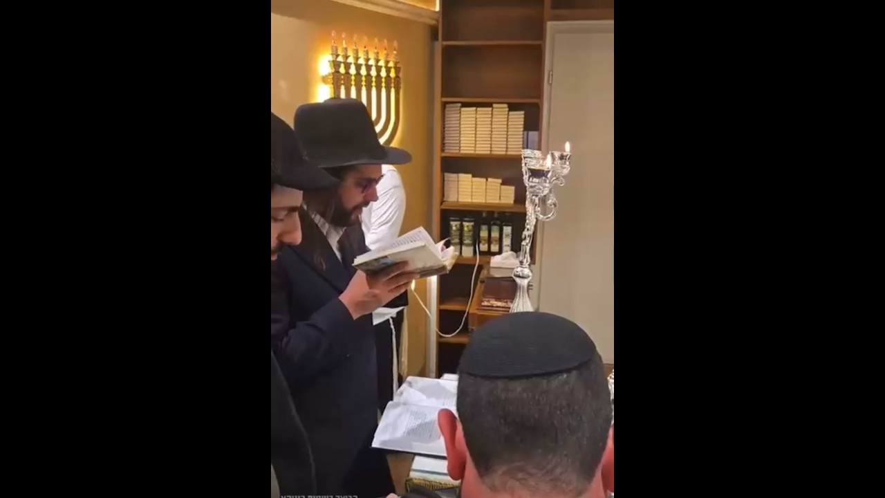 הגאון הינוקא בהדלקת נר ראשון של חנוכה