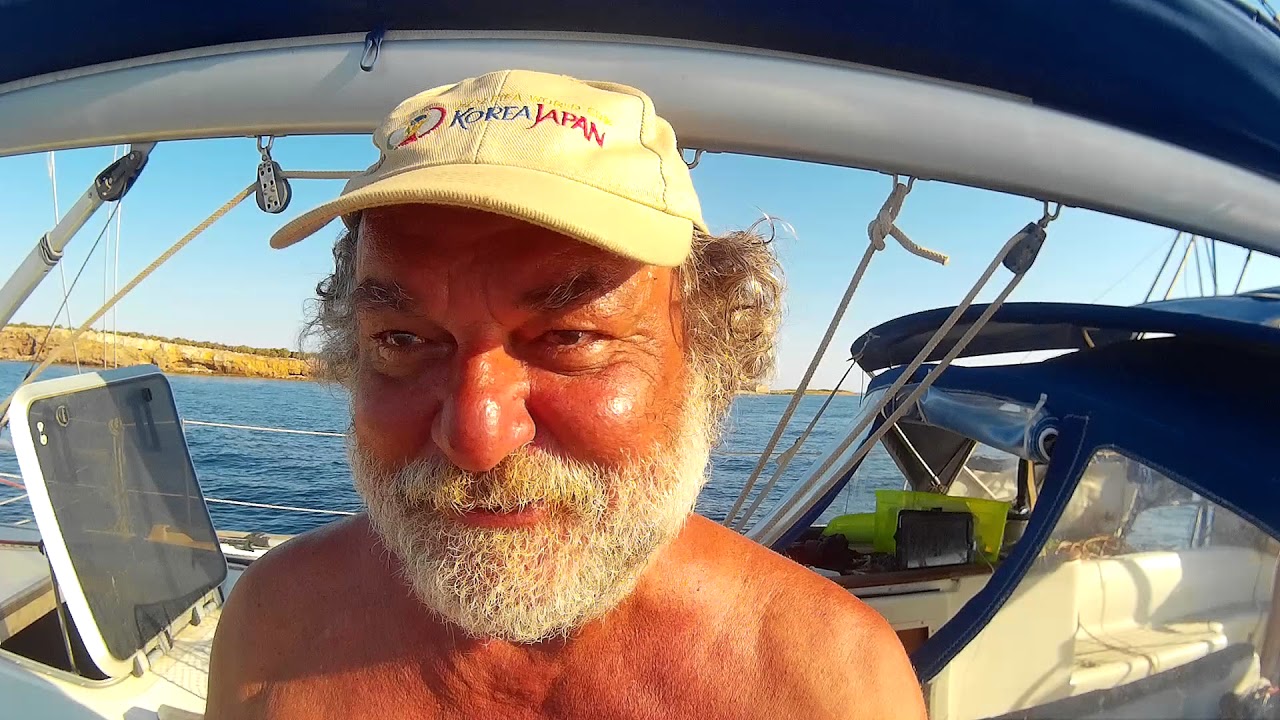 All'ancora, protetto dall'Isola di Capo Passero