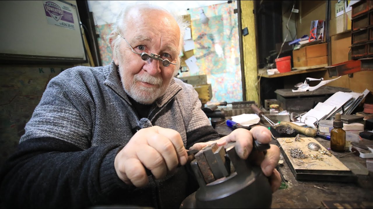 Człowiek, który jest rzemieślnikiem na wagę złota