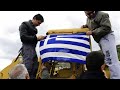 شاهد: يونانيون في جزيرة ليسبوس يمنعون قوارب تقل مهاجرين من الرسو…