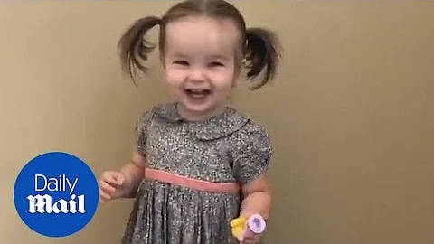Adorable little girl poses for the camera before leaving the house - DayDayNews