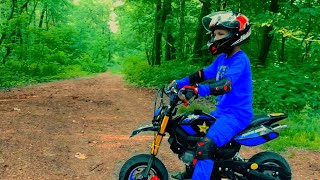 Aventura en Moto de Den en el Bosque! | La Moto a batería para Niños!