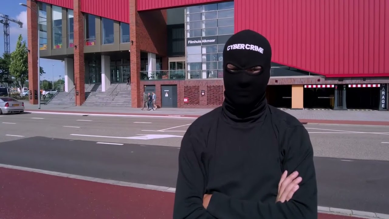 Een crimineel met bivakmuts