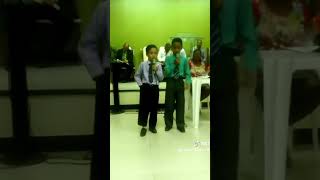 Dupla Herdeiros De Cristo cantando quando eram crianças!!!