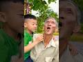 طفل صغير ينتقي حلوى قصب السكر ليأكلها جده المسكين شورت طفل طفل لطيف