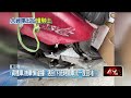 貨櫃車遭直行機車碰撞！ 女騎士摔車倒地右腿骨折