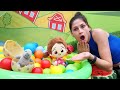 Oyuncak bebek Niloya renkli top gölünde yumurta buluyor! Kız oyunları.