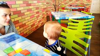 Милана в пиццерии.  Milan in the pizzeria.