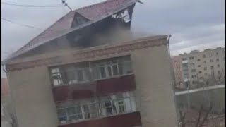 Штормовой ветер в Омске срывал крыши с домов. 7 апреля 2020 года